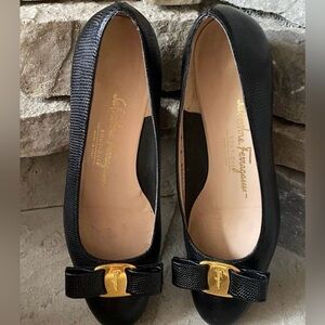 SALVATORE FERRAGAMO BLACK LEATHER LILLAZ VERA BOW PUMPS. Size 7. EUC!